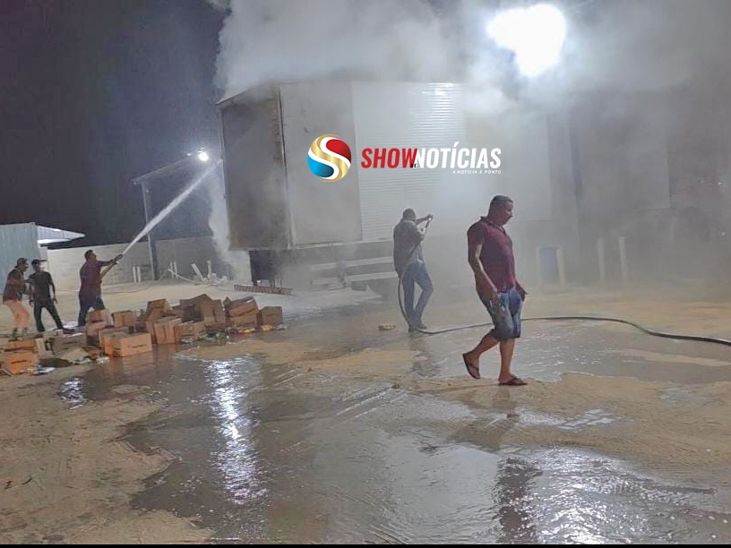 Caminh�o ba� carregado de alimentos pega fogo em p�tio de posto de combust�vel em Juara