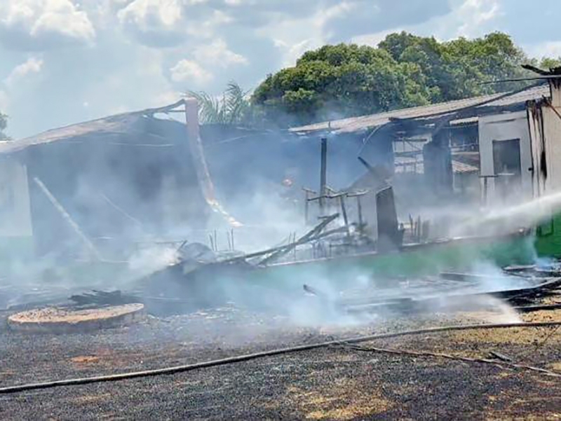  Corpo de Bombeiros combate inc�ndio em Escola Municipal em Ju�na