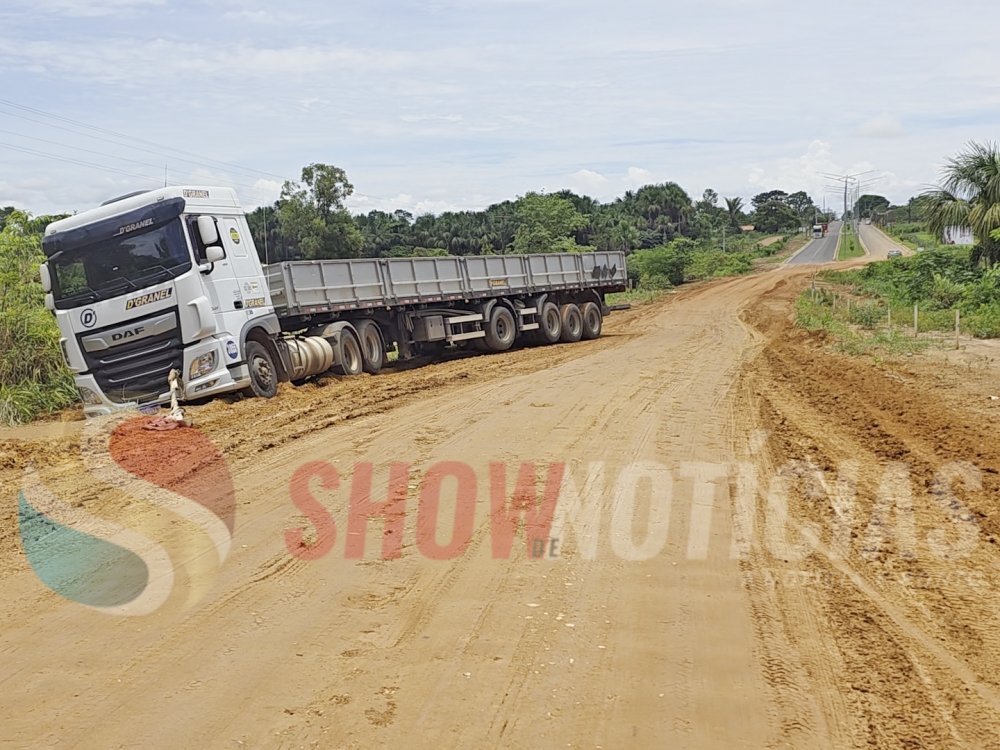 Caminh�o com carreta fica mais de quatro horas atolado na sa�da para �guas Claras, em Juara.