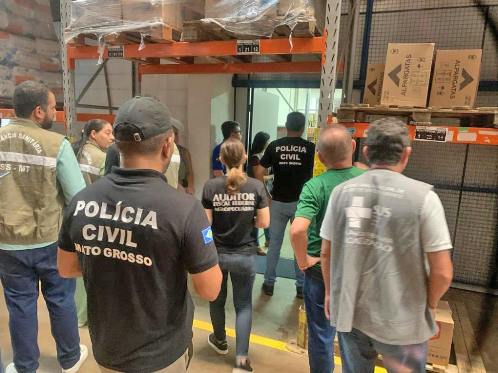  Pol�cia Civil e Mapa fiscalizam distribuidora de V�rzea Grande e ret�m mais de 7 mil whiskies com suspeita de adultera��o