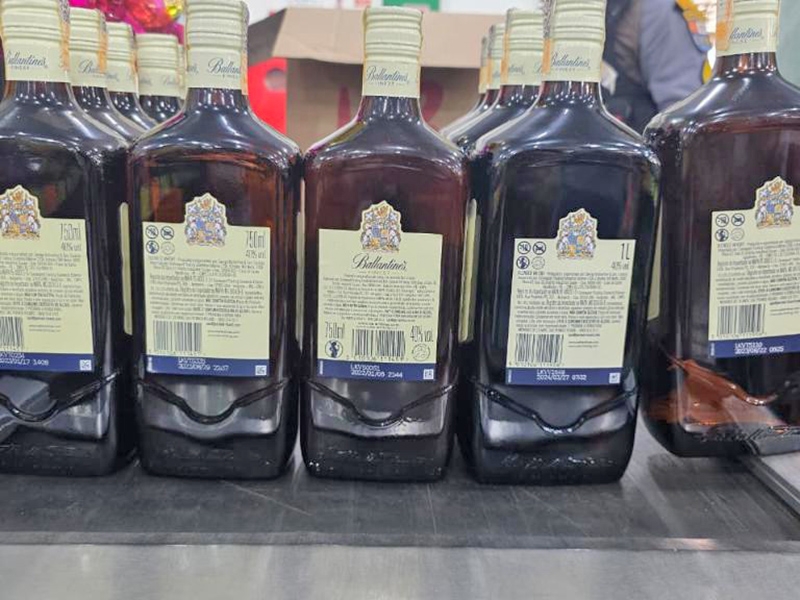 Fiscaliza��o conjunta apreende 30 garrafas de whisky suspeitas de adultera��o com metanol em Itanhang�