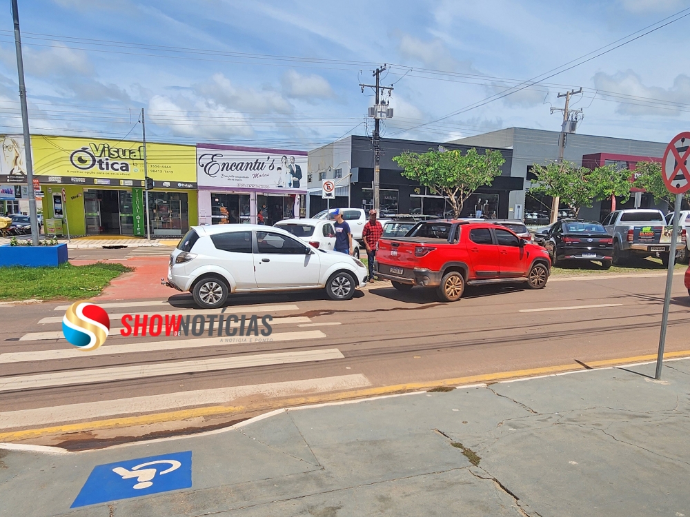 Acidente entre Fiat Strada e Ford KA causa transtornos na Avenida Rio Arinos na manh� deste s�bado