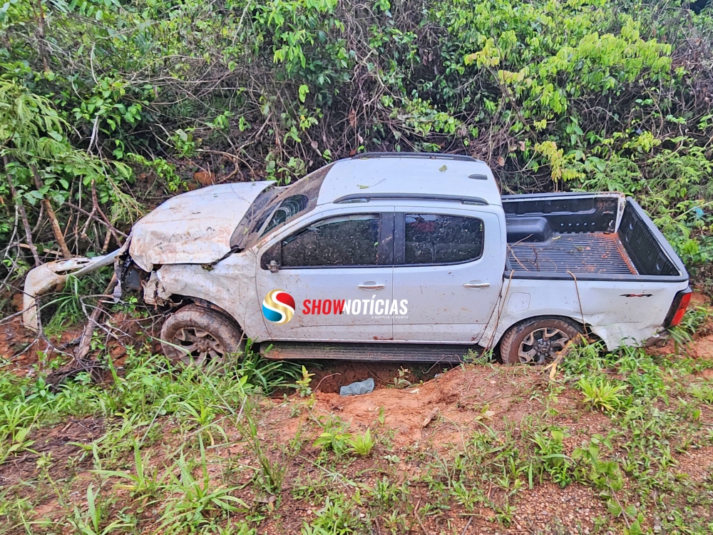 Caminhonete S10 roda e sai da pista na rodovia do Vale, pr�ximo � entrada para a Ilha do Netinho