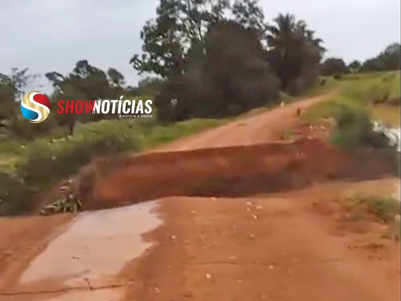 Fortes chuvas rompem aterro e interditam trecho da estrada da Esperancinha, em Juara