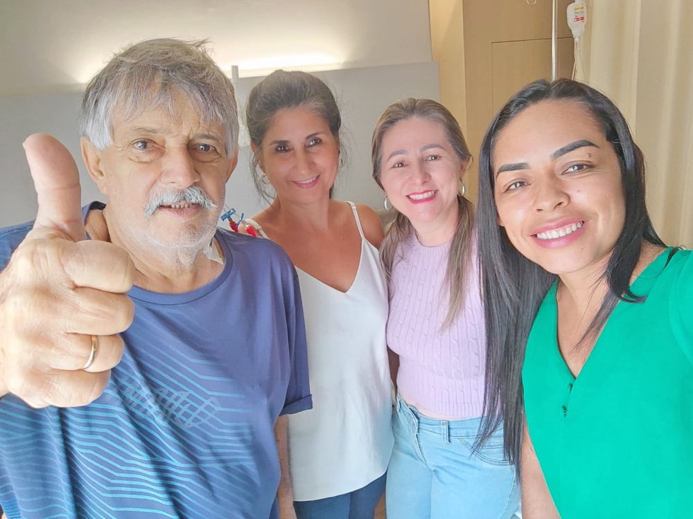 Radialista Oseias Cordeiro, o Bacana, apresenta evolu��o no quadro de sa�de e recebe visitas de amigos