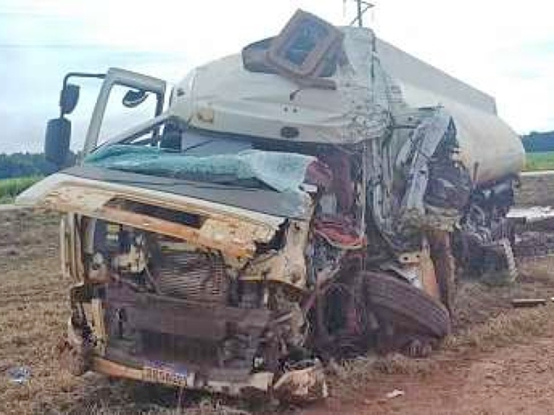 Circust�ncias ser�o apuradas Caminhoneiro morre e outro fica em estado grave ap�s batida na BR-070