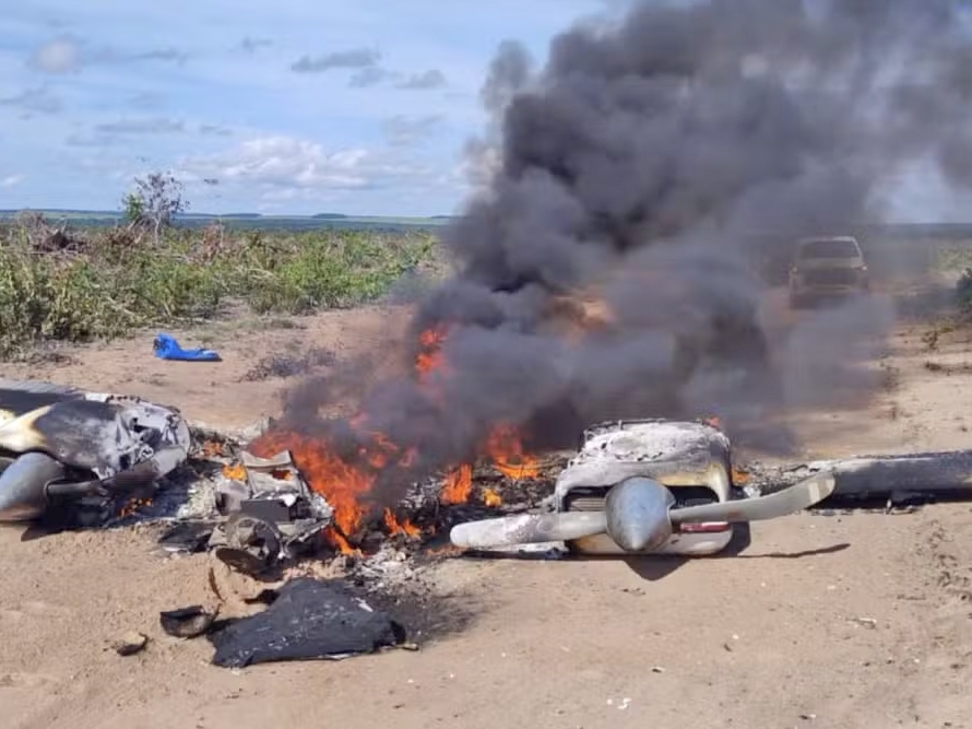 Avi�o de pequeno porte cai e explode em estrada rural de Campo Novo do Parecis - MT