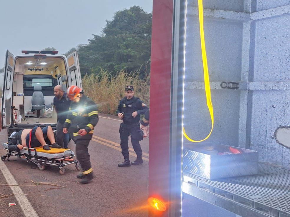 Carreteiro sofre acidente pr�ximo ao trevo de Tabapor�, fica preso na cabine e � socorrido para HM de Porto dos Ga�chos.