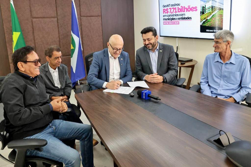  Governador assina decreto e garante repasse aos munic�pios para manuten��o de estradas