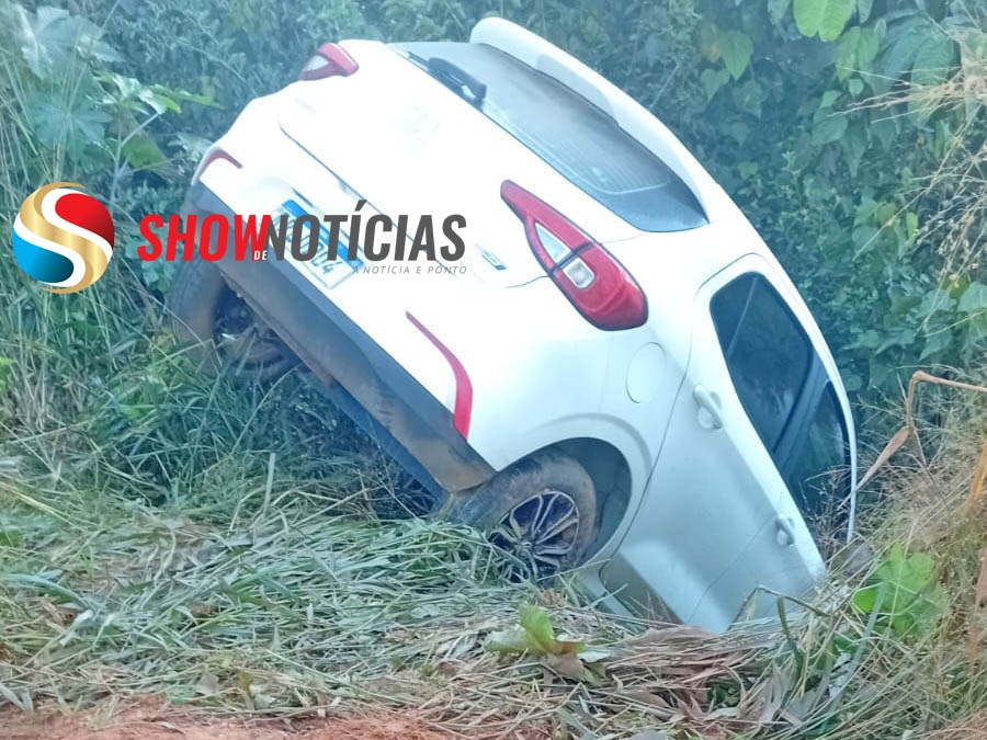 Carro sai da pista e para �s margens de c�rrego na estrada da Balsa em Juara