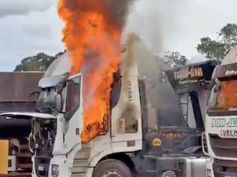 Carretas pegam fogo em posto e v�deo mostra cen�rio assustador em Rondon�polis