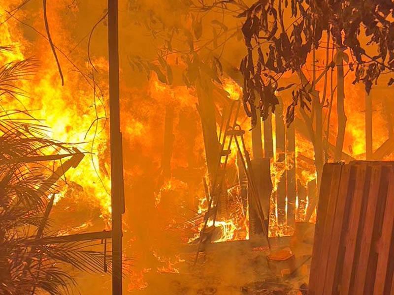 Bombeiros combatem inc�ndio em ateli� de artesanato em ch�cara de Juara