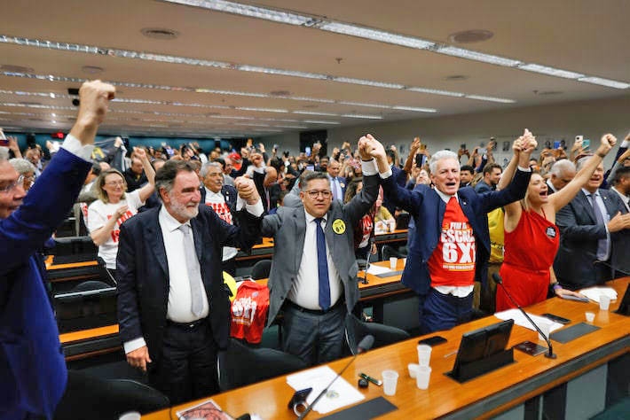 Comiss�o da C�mara aprova PEC que acaba com escala 6x1 e reduz jornada para 40 horas