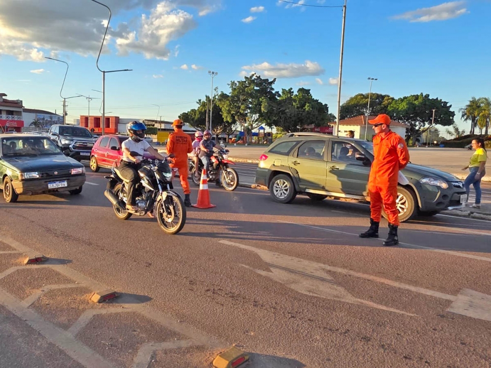 Bombeiros de Juara realizam campanha educativa do Maio Amarelo na Pra�a dos Colonizadores