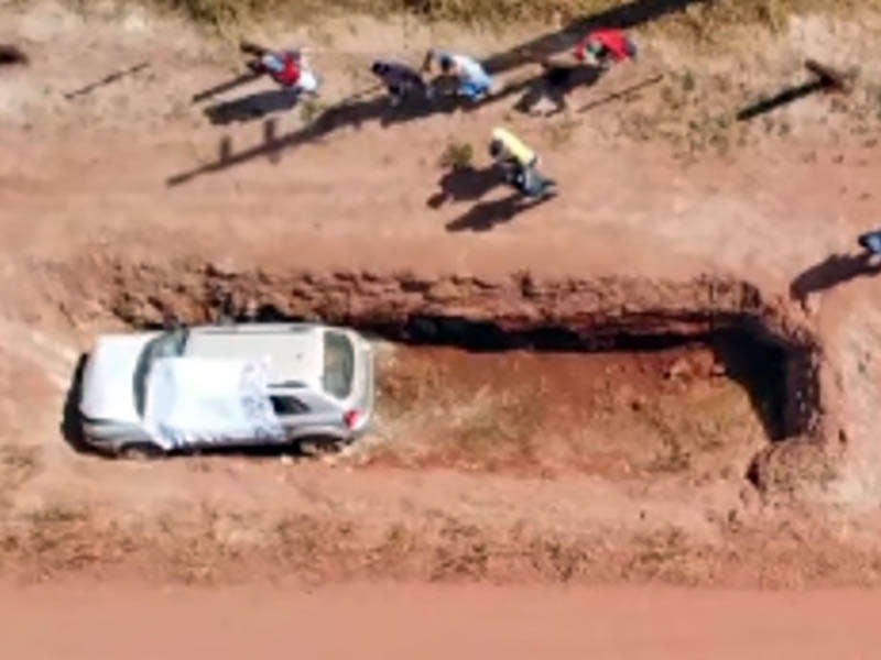 Homem morre preso �s ferragens ap�s carro cair em vala na Gleba Mercedes