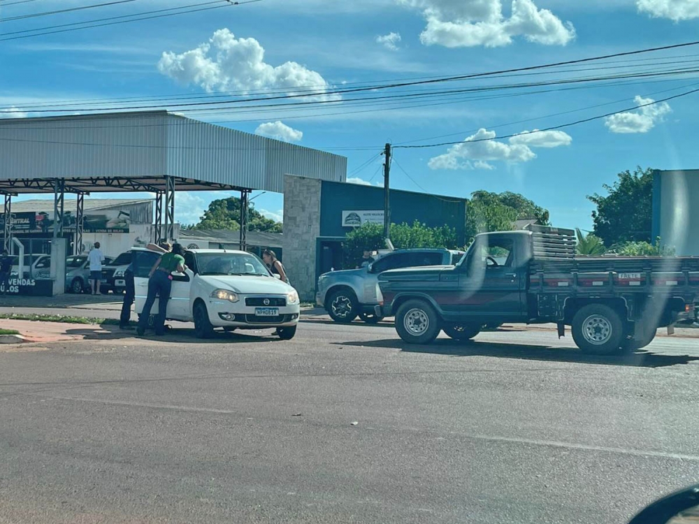 Motorista com sinais de embriaguez provoca acidente na Avenida Rio Arinos e � conduzido � Delegacia em Juara