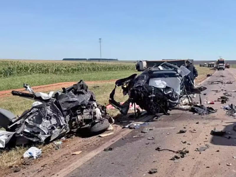 Casal de idosos morre em grave acidente entre carro e dois caminh�es em Pedra Preta - MT