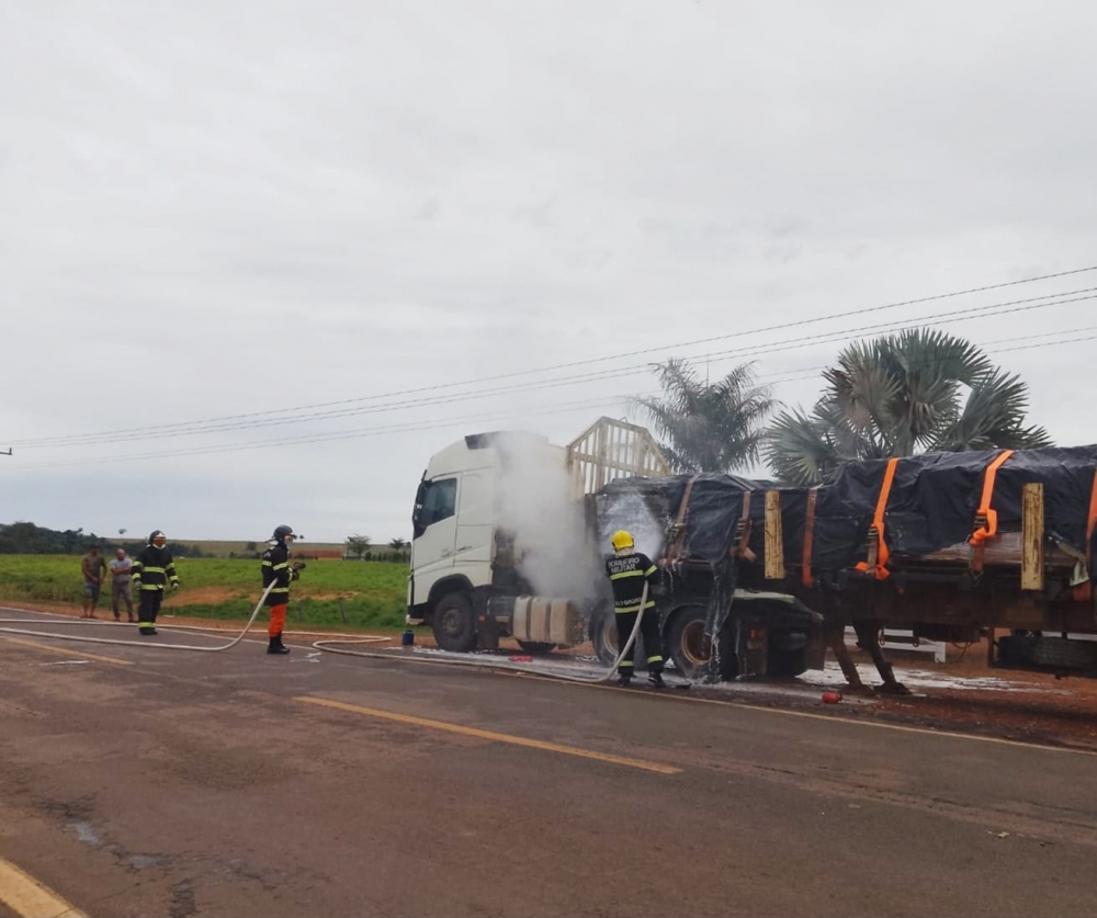 Carreta carregada com madeira e pneus pega fogo �s margens da MT-338, pr�ximo a Juara