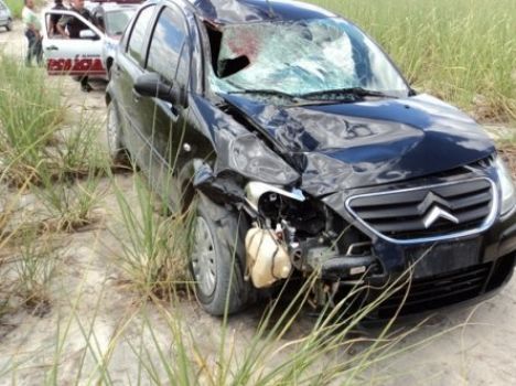 Mulher de 56 anos morre ao sair da pista e bater carro em �rvore; filha de 24 anos est� ferida