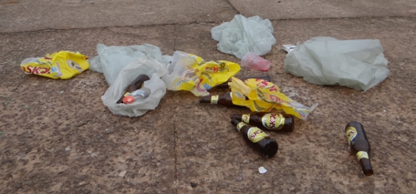 Galera deixa sujeira e muita bagun�a no p�tio do Posto Avenida.