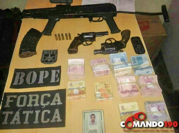 Assalto ao Sicredi de Nova Ubirat� termina com dois assaltantes mortos e um preso.