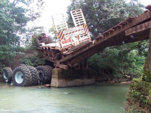 Em Paranatinga Ponte velha de madeira cede na MT 020 e trator avaliado em R$ 800 mil � lan�ado no rio.