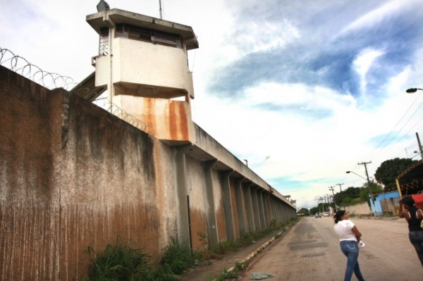Detentos tentam fuga em massa e desencadeiam opera��o