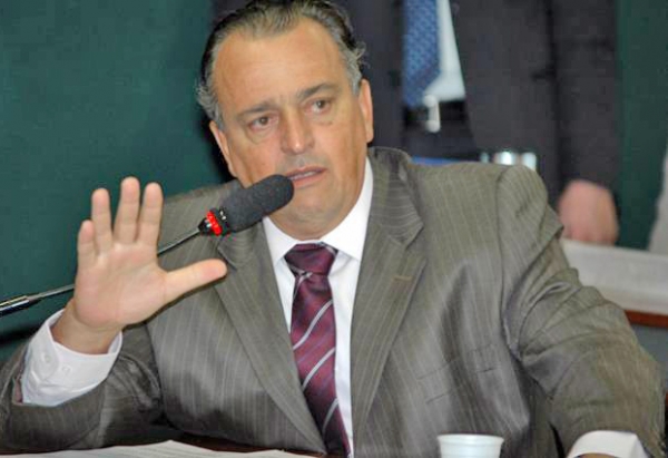 MPE � contra Pedro Henry estudar e ter um segundo emprego