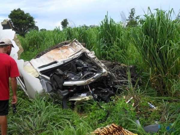 Carretas batem de frente e motorista morre preso nas ferragens na BR-364 entre Ros�rio Oeste e Jangada