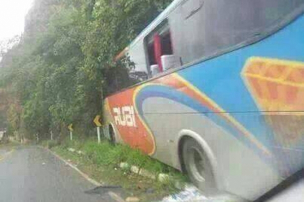 �nibus bate em grade de prote��o; n�o houve v�timas