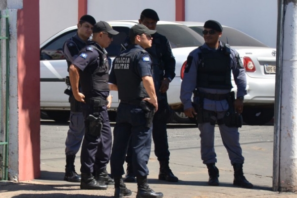 Jovem � executado com mais de 30 tiros de pistola no meio meio da rua