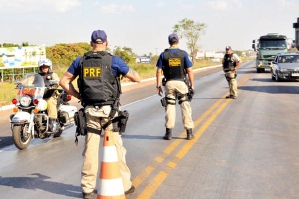 PRF prende tr�s por roubo de caminh�o; PM � suspeito