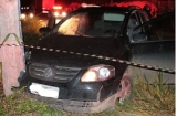 Carro desgovernado bate em 3 postes e vendedor morre no acidente