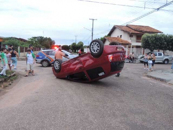 Carro com duas crian�as tomba no centro de Ju�na ap�s ser atingido por outro ve�culo