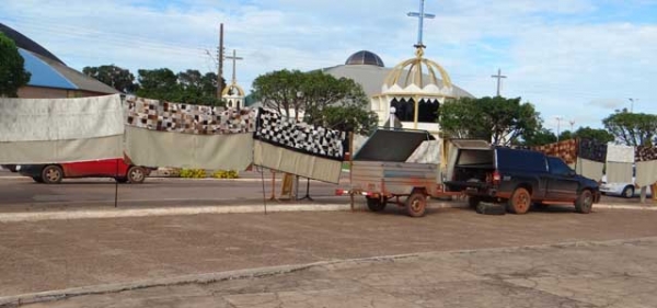 Pra�a dos Colonizadores vira varal p�blico municipal.  