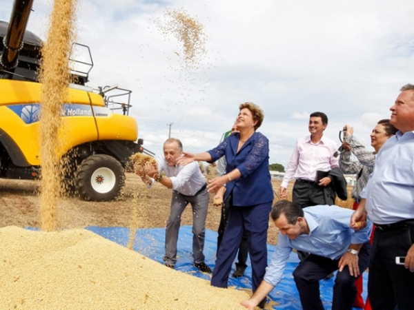 Dilma e Silval lan�am safra com expectativa de recorde de gr�os em Lucas do Rio Verde