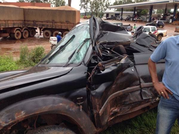 Empres�rio morre ap�s acidente entre caminhonete e carreta bitrem