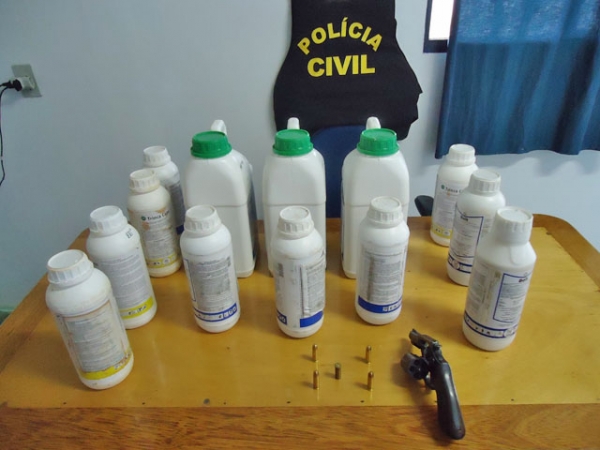 Pol�cia Civil apreende em Tabapor� produto falsificado para combater praga em lavoura