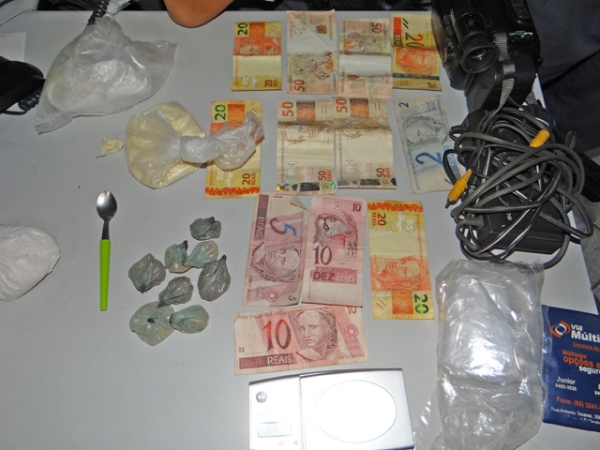 Pol�cia Militar prende casal Vilhena-RO - por tr�fico de drogas em Juara.