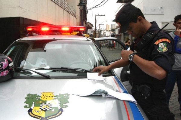 Bando invade casa de policial, rende fam�lia e leva arma