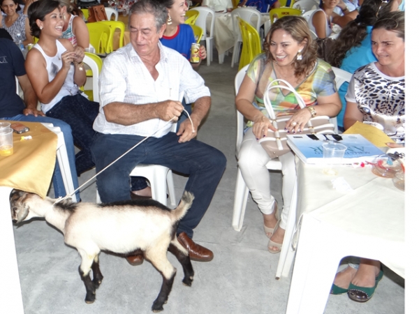 Prefeito Edson Piovesan paga muitas contas da prefeitura com dinheiro do pr�prio bolso.