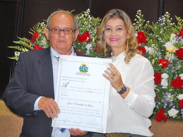 Luciane Bezerra entrega t�tulo de cidac�o mato-grossense e re�ne 350 pessoas na AL