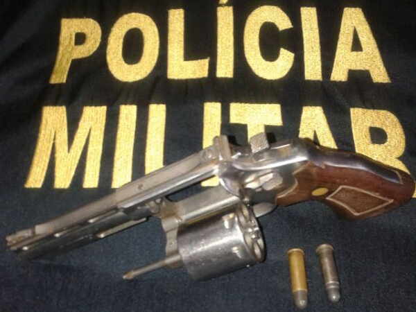 Homem � baleado por motoqueiro na Rua Rio de janeiro e outro � preso por amea�a com arma de fogo.