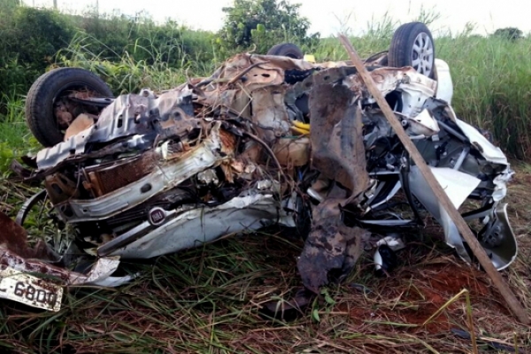 Ve�culos ficam destru�dos em colis�o na BR-163, perto de Sinop