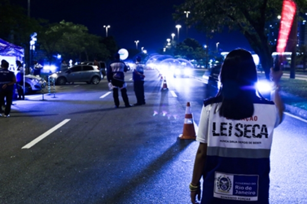 Apesar da lei seca, 30% dos jovens j� dirigiam ap�s beber