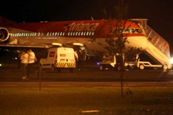 P�ssaro bate em avi�o da Avianca e trava trem de pouso