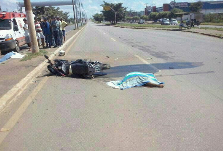 Homem teve corpo partido ao meio ap�s bater moto de frente com carreta