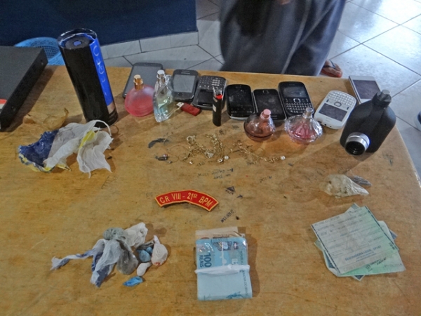 Pol�cia Militar de Juara prende mulheres por envolvimento com tr�fico de drogas no Bairro da Creche.