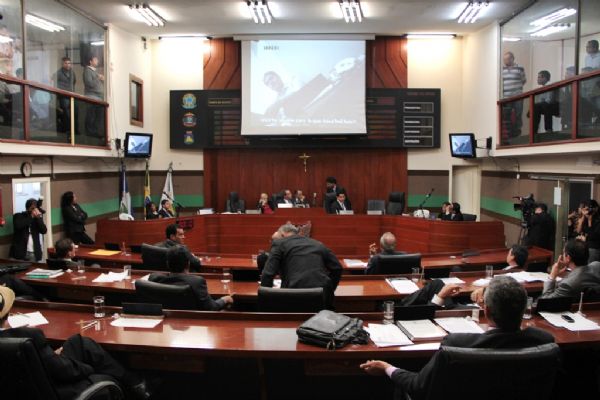 Atestado m�dico d� mais 48 horas de prazo para Jo�o Emanuel e adia sess�o de julgamento; liminares s�o esperadas