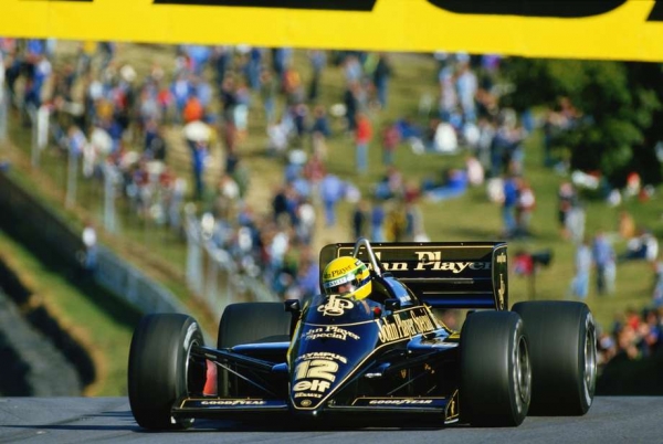 Lotus 1985 de Senna vai � pista em �mola e encerra tributo